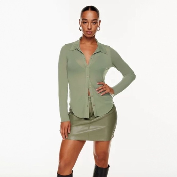 Wilfred Tops - Aritzia Wilfred pose button down